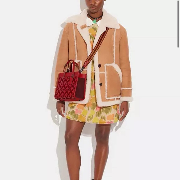 CD750 - Coach Field Tote 22 with Horse and Carriage - Picture 12 of 12